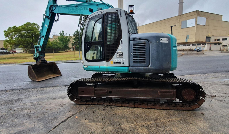 
								Used 2005 Kobelco 135SR full									